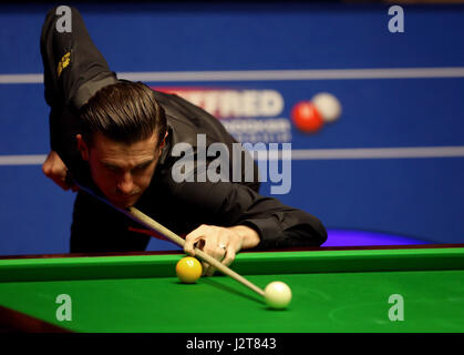 Mark Selby tagsüber siebzehn der Betfred Snooker-WM am Crucible Theatre in Sheffield. Stockfoto