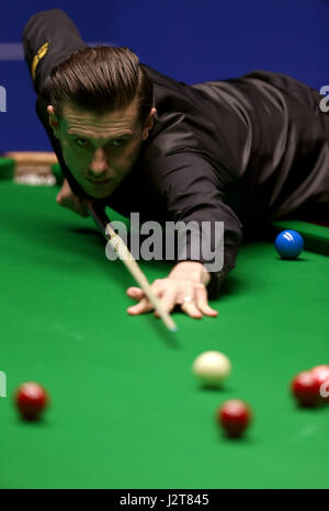 Mark Selby tagsüber siebzehn der Betfred Snooker-WM am Crucible Theatre in Sheffield. Stockfoto