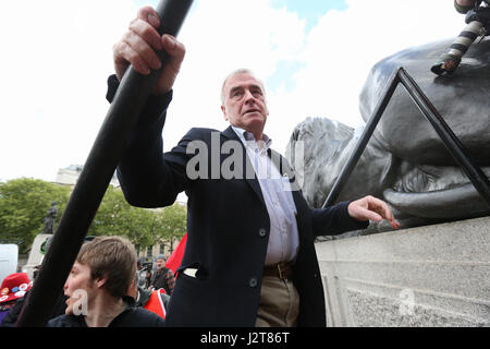John McDonnell spricht bei einer Maikundgebung am Trafalgar Square in London. Stockfoto