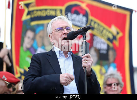 John McDonnell spricht bei einer Maikundgebung am Trafalgar Square in London. Stockfoto