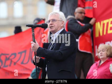 John McDonnell spricht bei einer Maikundgebung am Trafalgar Square in London. Stockfoto