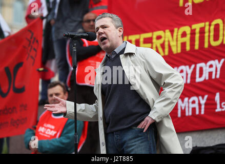 Mark Serwotka, Generalsekretär des Publikums und der Commercial Services Union (PCS), spricht auf einer Maikundgebung am Trafalgar Square in London. Stockfoto