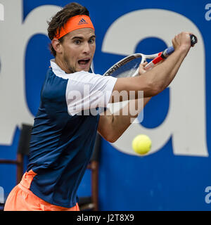 Barcelona, Katalonien, Spanien. 30. April 2017. DOMINIC THIEM (AUT) gibt den Ball zurück zu Rafael Nadal (ESP) während des Finales der "Barcelona Open Banc Sabadell" 2017. Nadal gewann 6:4, 6:1 Credit: Matthias Oesterle/ZUMA Draht/Alamy Live News Stockfoto