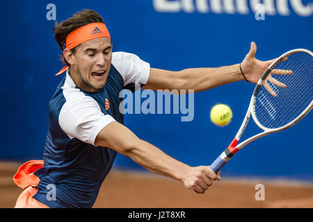 Barcelona, Katalonien, Spanien. 30. April 2017. DOMINIC THIEM (AUT) gibt den Ball zurück zu Rafael Nadal (ESP) während des Finales der "Barcelona Open Banc Sabadell" 2017. Nadal gewann 6:4, 6:1 Credit: Matthias Oesterle/ZUMA Draht/Alamy Live News Stockfoto