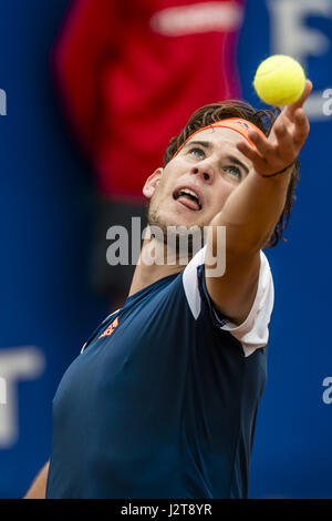 Barcelona, Katalonien, Spanien. 30. April 2017. DOMINIC THIEM (AUT) dient während des Finales der "Barcelona Open Banc Sabadell" 2017 gegen Rafael Nadal (ESP). Nadal gewann 6:4, 6:1 Credit: Matthias Oesterle/ZUMA Draht/Alamy Live News Stockfoto