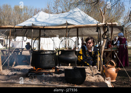 Moskau, Russland. 30. April 2017. Mittelalterfest und International Saint George Speer laufen nehmen Sie Platz im Kolomenskoe Park. Turnier ist voll kommerzielle Veranstaltung versteckt hinter den Mauern und Zäunen der Tilt-Werft, Mittelalterfest ist für die breite Öffentlichkeit. Eine Menge Spaß für Erwachsene und Kinder. Unbekannter Mann Uhren Kessel auf dem Herd in ein mittelalterliches Lager. Bildnachweis: Alex Bilder - Moskau/Alamy Live-News Stockfoto