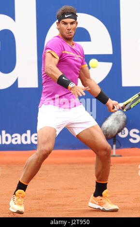 Barcelona, Spanien. 30. April 2017. Rafael Nadal aus Spanien kehrt den Ball zu Dominic Thiem von Österreich während ihre Einzel-Finale in Barcelona Open Tennisturnier in Barcelona, Spanien, Sonntag, 30. April 2017. Bildnachweis: Gtres Información Más lokalen auf line,S.L./Alamy Live News Stockfoto