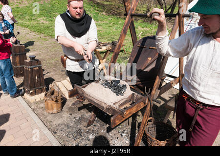 Moskau, Russland. 30. April 2017. Mittelalterfest und International Saint George Speer laufen nehmen Sie Platz im Kolomenskoe Park. Turnier ist voll kommerzielle Veranstaltung versteckt hinter den Mauern und Zäunen der Tilt-Werft, Mittelalterfest ist für die breite Öffentlichkeit. Eine Menge Spaß für Erwachsene und Kinder. Unbekannten Männern in einem mittelalterlichen arbeiten Lumpen an den mittelalterlichen Schmiede. Bildnachweis: Alex Bilder - Moskau/Alamy Live-News Stockfoto