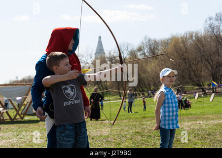 Moskau, Russland. 30. April 2017. Mittelalterfest und International Saint George Speer laufen nehmen Sie Platz im Kolomenskoe Park. Turnier ist voll kommerzielle Veranstaltung versteckt hinter den Mauern und Zäunen der Tilt-Werft, Mittelalterfest ist für die breite Öffentlichkeit. Eine Menge Spaß für Erwachsene und Kinder. Nicht identifizierte Schuljunge Übungen erfolgreich beim Bogenschießen. Das Ziel ist beim ersten Versuch beschäftigt. Bildnachweis: Alex Bilder - Moskau/Alamy Live-News Stockfoto