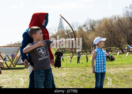 Moskau, Russland. 30. April 2017. Mittelalterfest und International Saint George Speer laufen nehmen Sie Platz im Kolomenskoe Park. Turnier ist voll kommerzielle Veranstaltung versteckt hinter den Mauern und Zäunen der Tilt-Werft, Mittelalterfest ist für die breite Öffentlichkeit. Eine Menge Spaß für Erwachsene und Kinder. Nicht identifizierte Schuljunge Übungen erfolgreich beim Bogenschießen. Das Ziel ist beim ersten Versuch beschäftigt. Bildnachweis: Alex Bilder - Moskau/Alamy Live-News Stockfoto