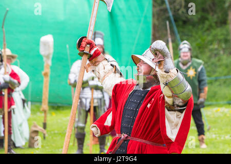 Oswestry, Shropshire, UK. 30. April 2017. Besucher Whittington Castle in der Nähe von Oswestry, Shropshire, waren in der Lage sein Zeugnis 400 Jahre lebendige Geschichte als historische Re-enactment Zelte in und rund um die Burg, heute 30. April 2017. Bildnachweis: Chris Stevenson/Alamy Live-Nachrichten Stockfoto