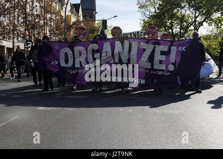 Berlin, Berlin, Deutschland. 30. April 2017. Etwa 2.500 Menschen beteiligen sich an der Demonstration unter dem Motto "organisieren! Selbstorganisierte gegen Rassismus und soziale Ausgrenzung "im Berliner Stadtteil Wedding. Die Veranstalter kritisieren steigende Mieten, rassistische Polizeikontrollen und Mangel an Gelegenheiten und Orte für alternative Lebensstile. Die Demonstration fand unter einer massiven Polizeipräsenz. Bildnachweis: Jan Scheunert/ZUMA Draht/Alamy Live-Nachrichten Stockfoto