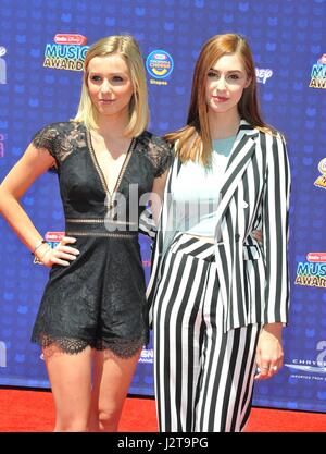 Los Angeles, CA, USA. 29. April 2017. Versierte & Mandy im Ankunftsbereich für Radio Disney Music Awards - Ankünfte, Microsoft Theater, Los Angeles, CA 29. April 2017. Bildnachweis: Dee Cercone/Everett Collection/Alamy Live-Nachrichten Stockfoto