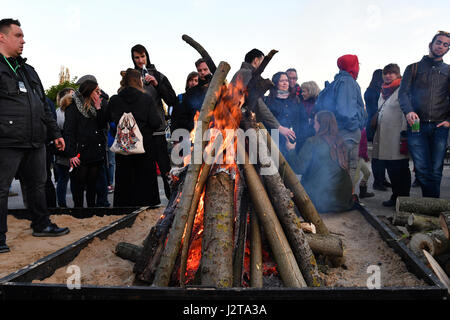 Berlin, Deutschland. 30. April 2017. Menschen stehen Lagerfeuer am Mauerpark während der Walpurgisnacht in Berlin, Deutschland, 30. April 2017. Foto: Paul Zinken/Dpa/Alamy Live News Stockfoto