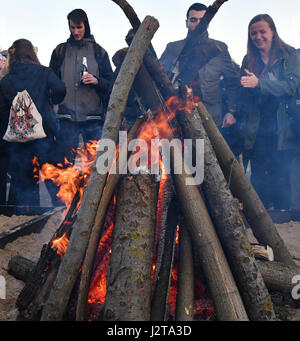 Berlin, Deutschland. 30. April 2017. Menschen stehen Lagerfeuer am Mauerpark während der Walpurgisnacht in Berlin, Deutschland, 30. April 2017. Foto: Paul Zinken/Dpa/Alamy Live News Stockfoto