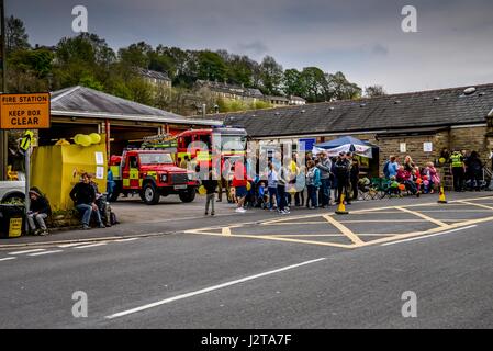 Holmfirth, England. 30. April 2017. Holmfirth Feuerwache Anheben des Geldes für wohltätige Zwecke als das öffentliche warten auf die Radfahrer ankommt, Carl Dickinson/Alamy Live News Stockfoto