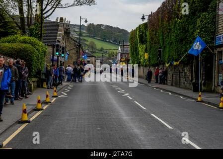 Holmfirth, England. 30. April 2017. der Kundenansturm in Holmfirth, Tour De Yorkshire zu sehen. Carl Dickinson/Alamy Live-Nachrichten Stockfoto