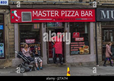 Holmfirth, England. 30. April 2017. Koch aus der lokalen Pizza bar die Zeit aus, die Tour De Yorkshire zu sehen. Carl Dickinson/Alamy Live-Nachrichten Stockfoto