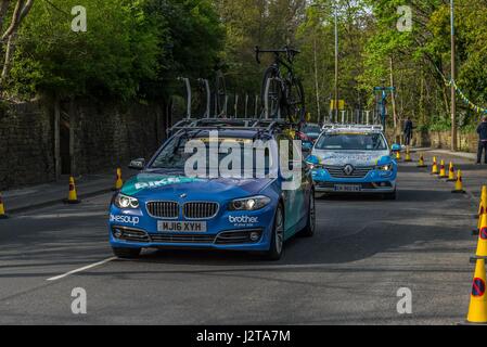 Holmfirth, England. 30. April 2017. Das Hauptfeld Begleitfahrzeuge, Carl Dickinson/Alamy Live News Stockfoto