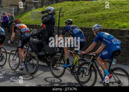 Holmfirth, England. 30. April 2017. Das Hauptfeld, gefilmt von dem Fernsehteam auf einem Motorrad. . Carl Dickinson/Alamy Live-Nachrichten Stockfoto