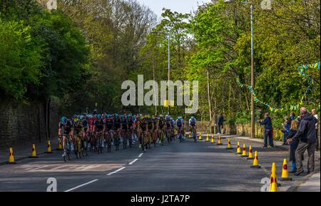 Holmfirth, England. 30. April 2017 die Jagd Radfahrer in der Tour-De-Yorkshire in Holmfirth ankommen. Carl Dickinson/Alamy Live-Nachrichten Stockfoto