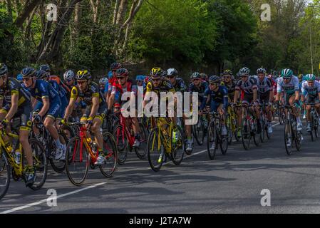 Holmfirth, England. 30. April 2017. Die Jagd Radfahrer in der Tour-De-Yorkshire ankommen in Holmfirth. Carl Dickinson/Alamy Live-Nachrichten Stockfoto