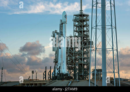 Die SpaceX Falcon 9 Rakete tragen einen geheimen militärischen Satelliten sitzt auf Launch Complex 39A bereit für Blast off am Kennedy Space Center 29. April 2017 in Cape Canaveral, Florida. SpaceX-Mission wurde in letzter Minute wegen eines fehlerhaften Sensors geschrubbt und bemühen uns wieder am 1. Mai. Stockfoto