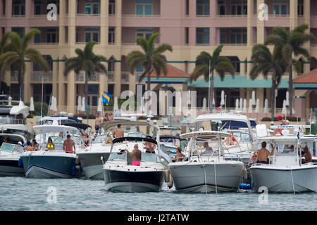 Boca Raton, Florida, USA. 30. April 2017. Resultate von lokalen Segler überfluten den Intracoastal Waterway in Boca Raton am Sonntag für die jährliche Boca Bash. Die Boca-Bash, eine inoffizielle jährlichen Wasser-Party geplant durch social Media wurde, am vergangenen Wochenende regnete. Bildnachweis: Allen Eyestone/The Palm Beach Post/ZUMA Draht/Alamy Live-Nachrichten Stockfoto