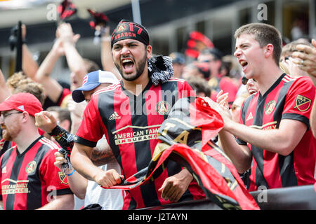 Atlanta, Georgia, USA. 30. April 2017. Atlanta United-Fans während des MLS Fußballspiels zwischen DC United und Atlanta United im Bobby Dodd Stadium auf Sonntag, 30. April 2017 in Atlanta, GA. Jacob Kupferman/CSM Credit: Cal Sport Media/Alamy Live News Stockfoto