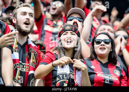 Atlanta, Georgia, USA. 30. April 2017. Atlanta United-Fans während des MLS Fußballspiels zwischen DC United und Atlanta United im Bobby Dodd Stadium auf Sonntag, 30. April 2017 in Atlanta, GA. Jacob Kupferman/CSM Credit: Cal Sport Media/Alamy Live News Stockfoto