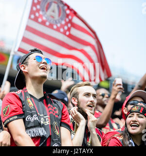 Atlanta, Georgia, USA. 30. April 2017. Atlanta United-Fans während des MLS Fußballspiels zwischen DC United und Atlanta United im Bobby Dodd Stadium auf Sonntag, 30. April 2017 in Atlanta, GA. Jacob Kupferman/CSM Credit: Cal Sport Media/Alamy Live News Stockfoto