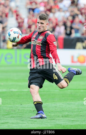 Atlanta, Georgia, USA. 30. April 2017. Atlanta Verteidiger Greg Garza (4) während des MLS Fußballspiels zwischen DC United und Atlanta United im Bobby Dodd Stadium auf Sonntag, 30. April 2017 in Atlanta, GA. Jacob Kupferman/CSM Credit: Cal Sport Media/Alamy Live News Stockfoto