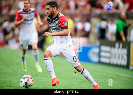 Atlanta, Georgia, USA. 30. April 2017. DC Forward Lamar Neagle (13) während des MLS Fußballspiels zwischen DC United und Atlanta United im Bobby Dodd Stadium auf Sonntag, 30. April 2017 in Atlanta, GA. Jacob Kupferman/CSM Credit: Cal Sport Media/Alamy Live News Stockfoto