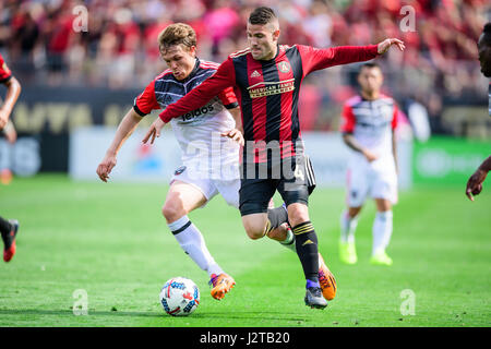 Atlanta, Georgia, USA. 30. April 2017. Atlanta Verteidiger Greg Garza (4) während des MLS Fußballspiels zwischen DC United und Atlanta United im Bobby Dodd Stadium auf Sonntag, 30. April 2017 in Atlanta, GA. Jacob Kupferman/CSM Credit: Cal Sport Media/Alamy Live News Stockfoto