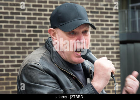 London, UK. 30. April 2017. Martin Wright spricht auf den Klassenkampf-Protest gegen Gentrifizierung außerhalb Bermondseys White Cube Gallery. Es gab auch eine tolle Musik von Cosmo, der aus Wales, Adam Clifford (aka Jimmy Kunt) und andere, zusammen mit anderen gesprochenen Beiträgen von potenten Flüstern, Simon Elmer und Ian Bone gekommen war. Bildnachweis: Peter Marshall/Alamy Live-Nachrichten Stockfoto