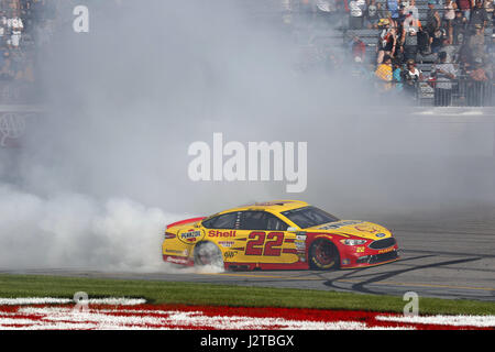 Richmond, Virginia, USA. 30. April 2017. 30. April 2017 - Richmond, Virginia, USA: Joey Logano (22) führt einen Burnout nach dem Gewinn der Toyota-Besitzer-400 auf Richmond International Speedway in Richmond, Virginia. Bildnachweis: Chris Owens Asp Inc/ASP/ZUMA Draht/Alamy Live-Nachrichten Stockfoto