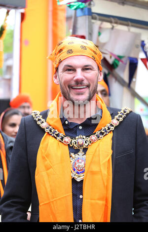 Manchester, UK. 30. April 2017. Oberbürgermeister Carl Austin-Behan verbindet Sikh ist feiern Vaisakhi in Manchester, UK. 30. April 2017. Bildnachweis: Barbara Koch/Alamy Live-Nachrichten Stockfoto