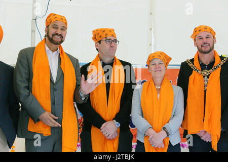 Manchester, UK. 30. April 2017. Afzal Khan, Andy Burnham, Kate Green und Oberbürgermeister Carl Austin-Behan Join Vaisakhi Festival in Manchester, UK. 30. April 2017. Bildnachweis: Barbara Koch/Alamy Live-Nachrichten Stockfoto