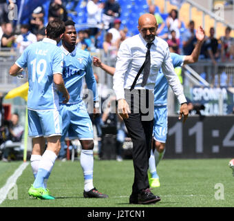 Rom, Italien. 30. April 2017. Roma Head, die Coach Luciano Spalletti (R) während der italienischen Serie A Fußball reagiert, match zwischen Roma und Lazio in Rom, 30. April 2017. Bildnachweis: Alberto Lingria/Xinhua/Alamy Live-Nachrichten Stockfoto