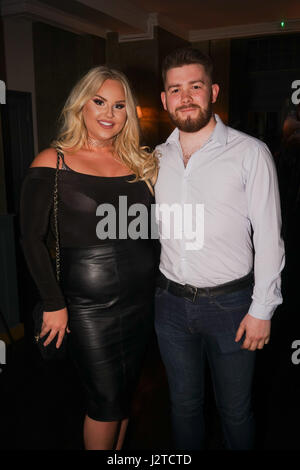 Zucker-Hütte, England, UK. 30. April 2017. Danielle Bird und Gast besucht die Realität TV Hochzeitspaar Karen & Peter Party im Sugar Hut, Brentwood, Essex, England. per Kreditkarte: siehe Li/Alamy Live News Stockfoto