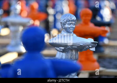 Friedrichshafen, Deutschland. 29. April 2017. 300 Mini-Figuren von Konzeptkünstler Ottmar Hoerl vor dem Zeppelin Museum in Friedrichshafen, Deutschland, 29. April 2017. In Erinnerung an den 100. Jahrestag des Todes von Luftfahrt-Pionier Ferdinand Graf von Zeppelin wurden die Zahlen auf den Hafen von Friedrichshafen am Bodensee über rund 200 Quadratmeter großen platziert. Bildnachweis: Dpa/Alamy Live-Nachrichten Stockfoto