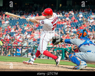 Washington DC, USA. 30. April 2017. Washington Nationals zweiter Basisspieler Daniel Murphy (20) Doppel im siebten Inning gegen die New York Mets im Nationals Park in Washington, DC auf Sonntag, 30. April 2017. Die Staatsangehörigen gewann das Spiel 23-5. Bildnachweis: Ron Sachs/CNP /MediaPunch Credit: MediaPunch Inc/Alamy Live-Nachrichten Stockfoto