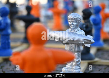 Friedrichshafen, Deutschland. 29. April 2017. 300 Mini-Figuren von Konzeptkünstler Ottmar Hoerl vor dem Zeppelin Museum in Friedrichshafen, Deutschland, 29. April 2017. In Erinnerung an den 100. Jahrestag des Todes von Luftfahrt-Pionier Ferdinand Graf von Zeppelin wurden die Zahlen auf den Hafen von Friedrichshafen am Bodensee über rund 200 Quadratmeter großen platziert. Foto: Felix Kästle/Dpa/Alamy Live News Stockfoto