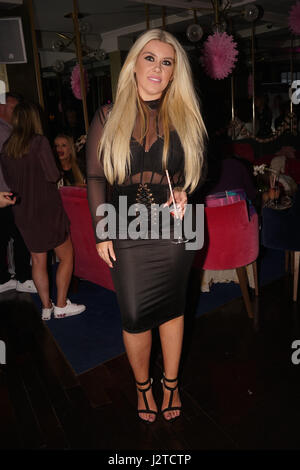 Zucker-Hütte, England, UK. 30. April 2017. Charley 2 Schuhe besucht die Realität TV Hochzeitspaar Karen & Peter Party im Sugar Hut, Brentwood, Essex, England. per Kreditkarte: siehe Li/Alamy Live News Stockfoto