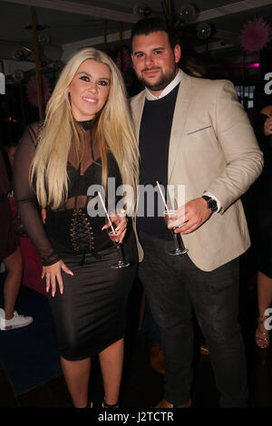 Zucker-Hütte, England, UK. 30. April 2017. Charley 2 Schuhe und Nick besucht die Realität TV Hochzeitspaar Karen & Peter Party im Sugar Hut, Brentwood, Essex, England. per Kreditkarte: siehe Li/Alamy Live News Stockfoto