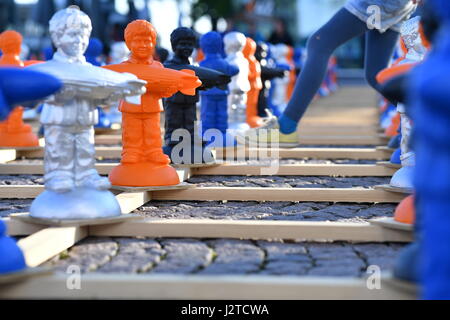 Friedrichshafen, Deutschland. 29. April 2017. 300 Mini-Figuren von Konzeptkünstler Ottmar Hoerl vor dem Zeppelin Museum in Friedrichshafen, Deutschland, 29. April 2017. In Erinnerung an den 100. Jahrestag des Todes von Luftfahrt-Pionier Ferdinand Graf von Zeppelin wurden die Zahlen auf den Hafen von Friedrichshafen am Bodensee über rund 200 Quadratmeter großen platziert. Foto: Felix Kästle/Dpa/Alamy Live News Stockfoto