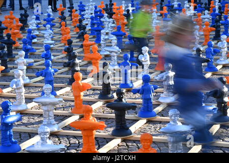 Friedrichshafen, Deutschland. 29. April 2017. 300 Mini-Figuren von Konzeptkünstler Ottmar Hoerl vor dem Zeppelin Museum in Friedrichshafen, Deutschland, 29. April 2017. In Erinnerung an den 100. Jahrestag des Todes von Luftfahrt-Pionier Ferdinand Graf von Zeppelin wurden die Zahlen auf den Hafen von Friedrichshafen am Bodensee über rund 200 Quadratmeter großen platziert. Foto: Felix Kästle/Dpa/Alamy Live News Stockfoto