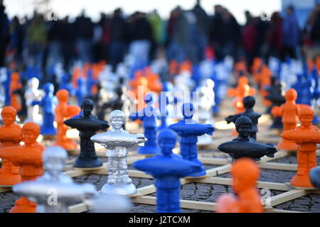 Friedrichshafen, Deutschland. 29. April 2017. 300 Mini-Figuren von Konzeptkünstler Ottmar Hoerl vor dem Zeppelin Museum in Friedrichshafen, Deutschland, 29. April 2017. In Erinnerung an den 100. Jahrestag des Todes von Luftfahrt-Pionier Ferdinand Graf von Zeppelin wurden die Zahlen auf den Hafen von Friedrichshafen am Bodensee über rund 200 Quadratmeter großen platziert. Foto: Felix Kästle/Dpa/Alamy Live News Stockfoto