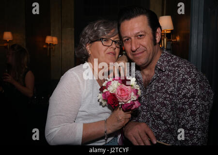 Zucker-Hütte, England, UK. 30. April 2017. Scott Elvis besuchen die Realität TV Hochzeitspaar Karen & Peter Party im Sugar Hut, Brentwood, Essex, England. per Kreditkarte: siehe Li/Alamy Live News Stockfoto