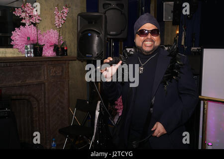 Zucker-Hütte, England, UK. 30. April 2017. Sänger Amrick Channa Vorformen von Reality TV Hochzeitspaar Karen & Peter Party im Sugar Hut, Brentwood, Essex, England. per Kreditkarte: siehe Li/Alamy Live News Stockfoto